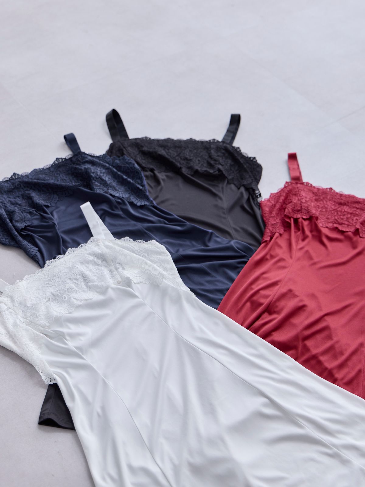 [11/6 22:00販売 期間限定 200円OFF]ブラ紐とまるレースキャミソールスリップ：ネイビー[102サイズ対応]