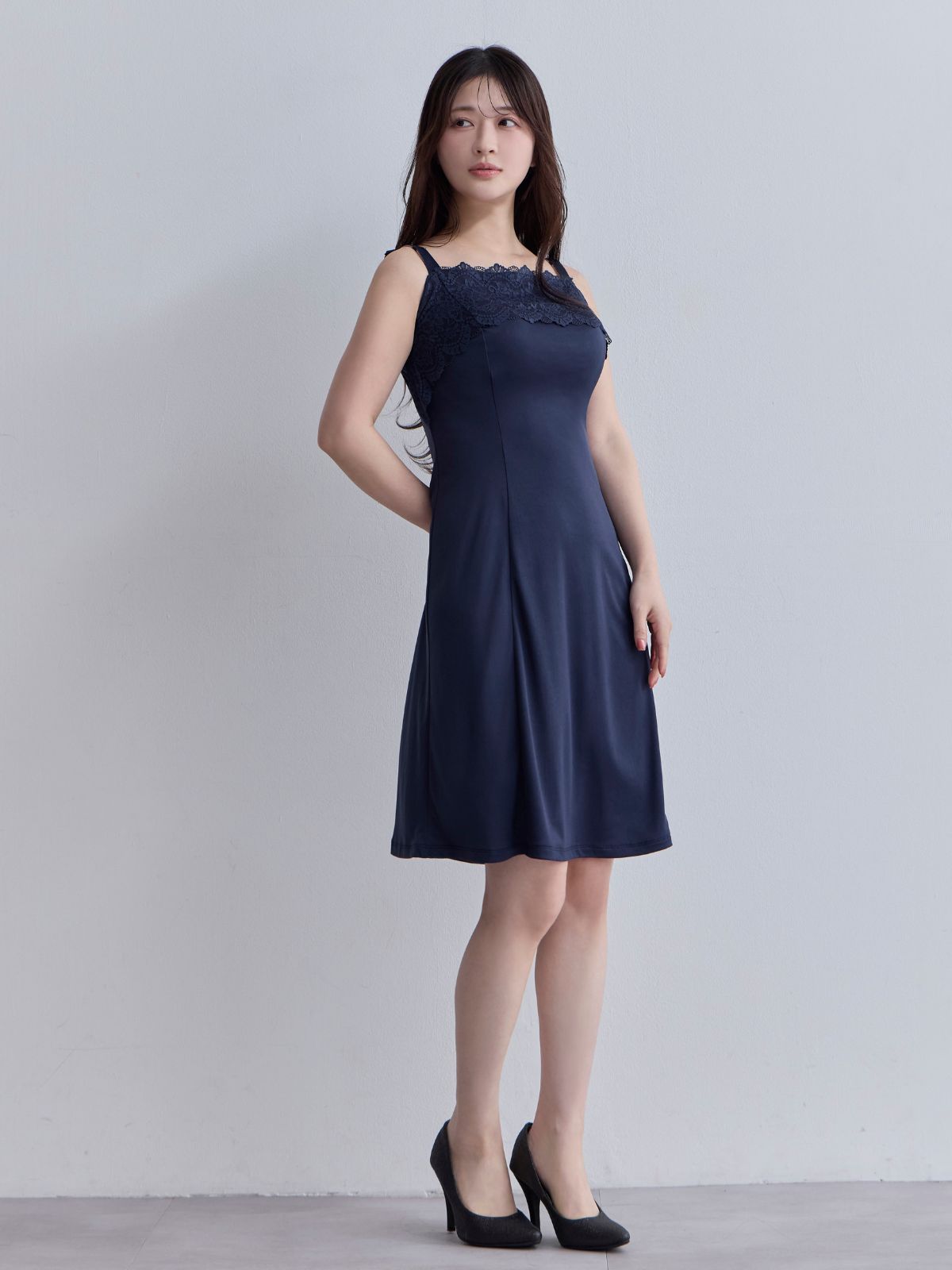 [11/6 22:00販売 期間限定 200円OFF]ブラ紐とまるレースキャミソールスリップ：ネイビー[102サイズ対応]