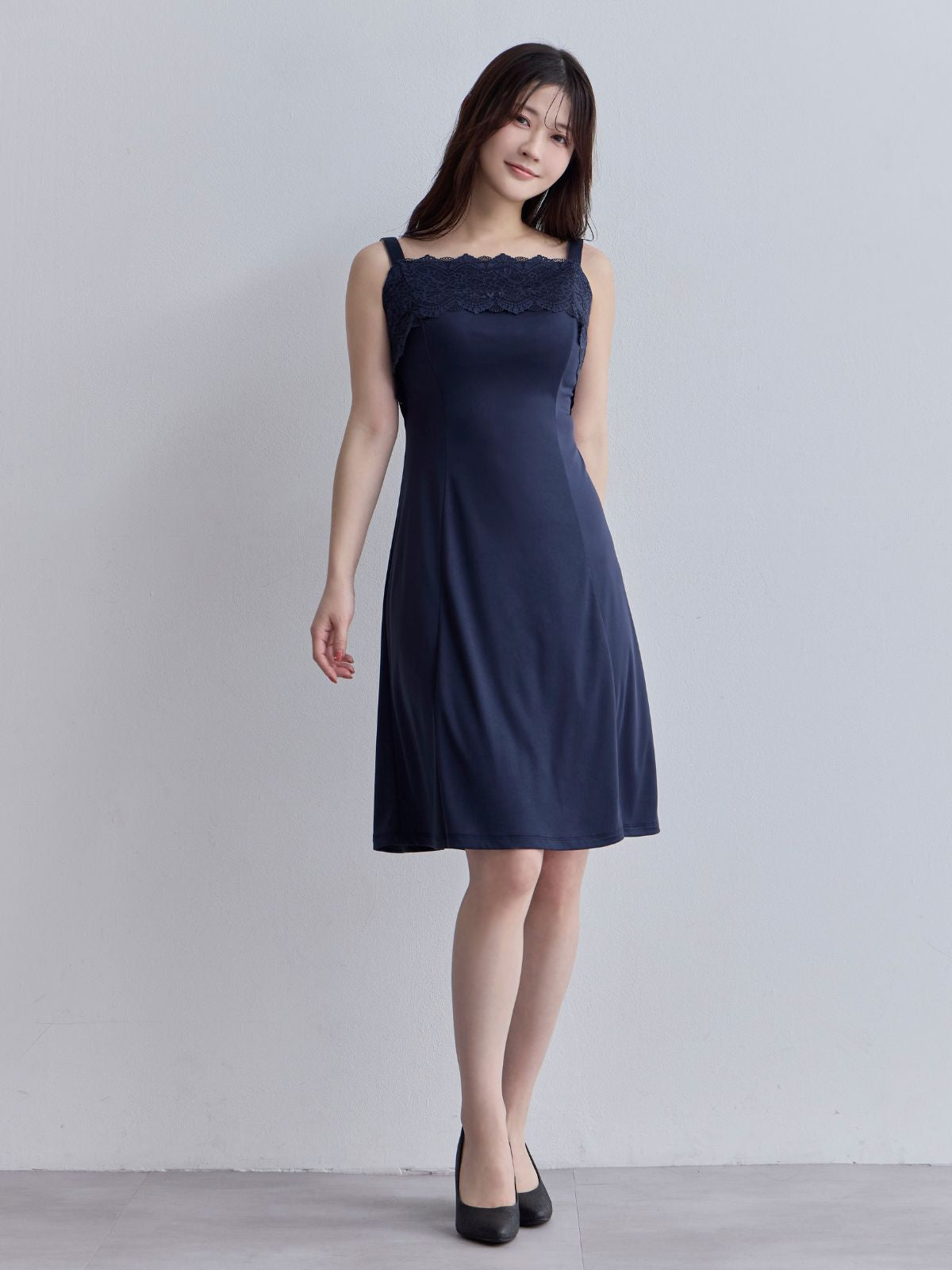 [11/6 22:00販売 期間限定 200円OFF]ブラ紐とまるレースキャミソールスリップ：ネイビー[102サイズ対応]