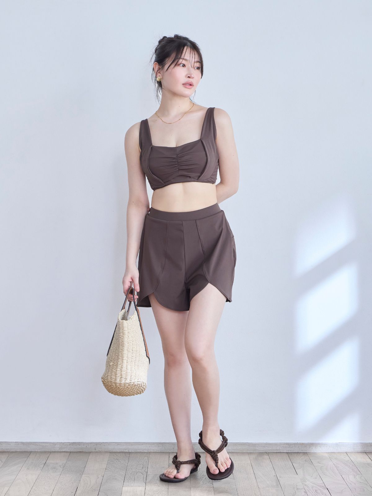 フラワーヘムスイムショートパンツ：ブラウン│胸が大きな女性のための