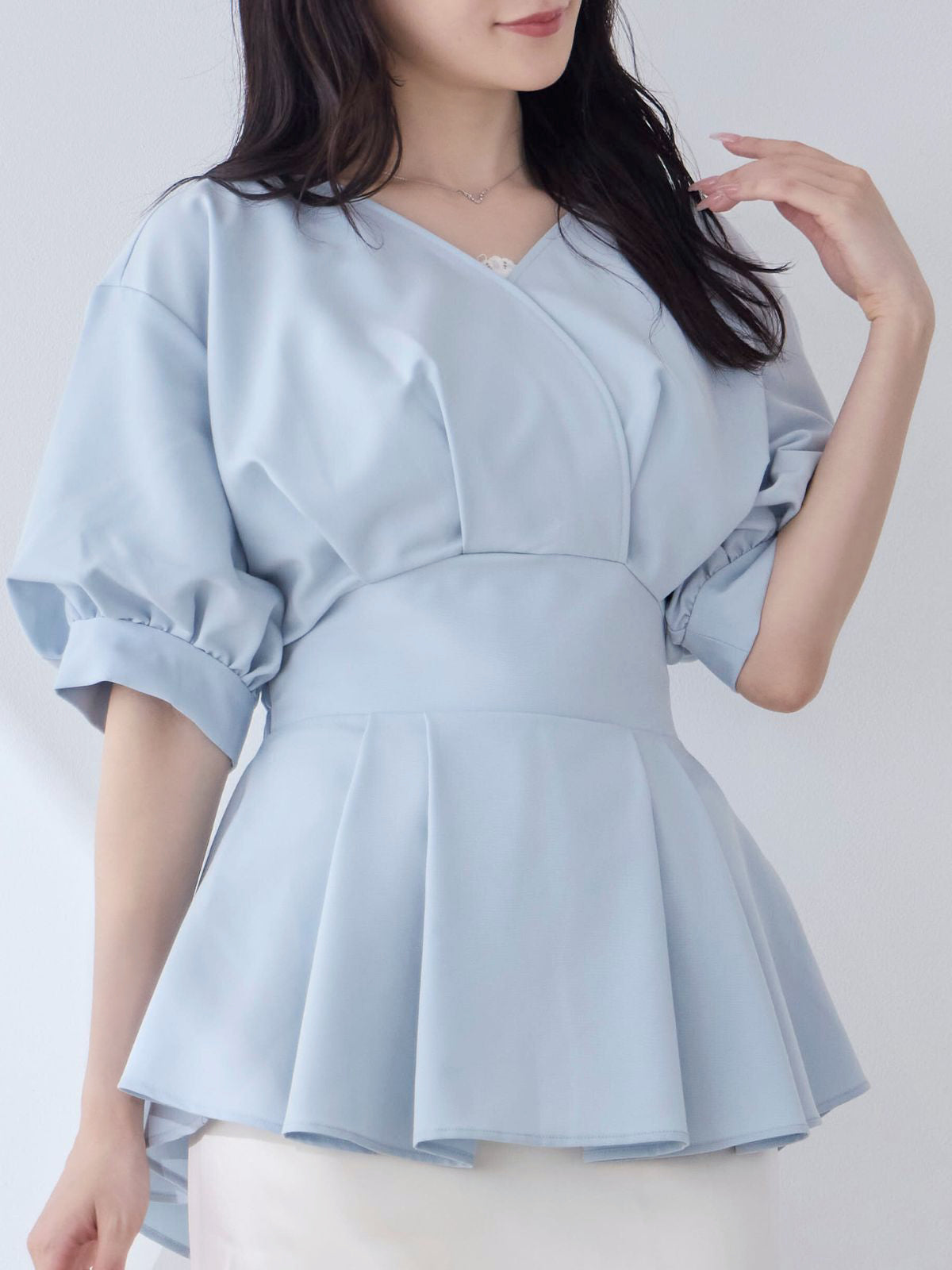 [6/5 22:00発売]ウエストベルト付きカシュクールブラウス 25SS：ライトブルー[102サイズ対応]