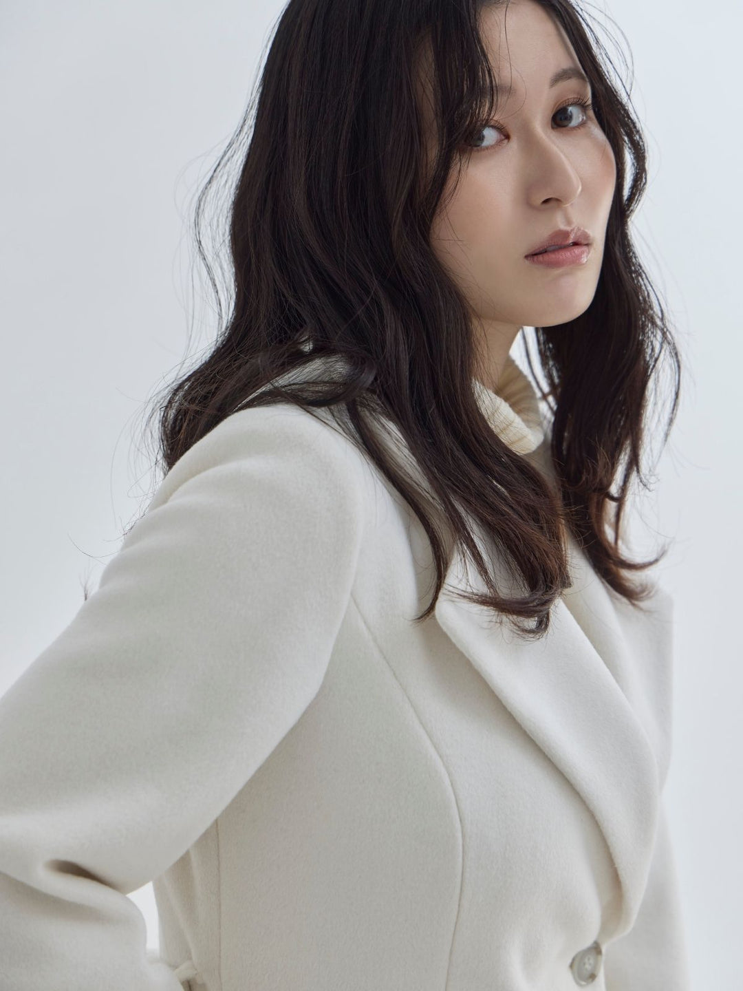 理想のチェスターコート 25AW：オフホワイト│胸が大きな女性のための