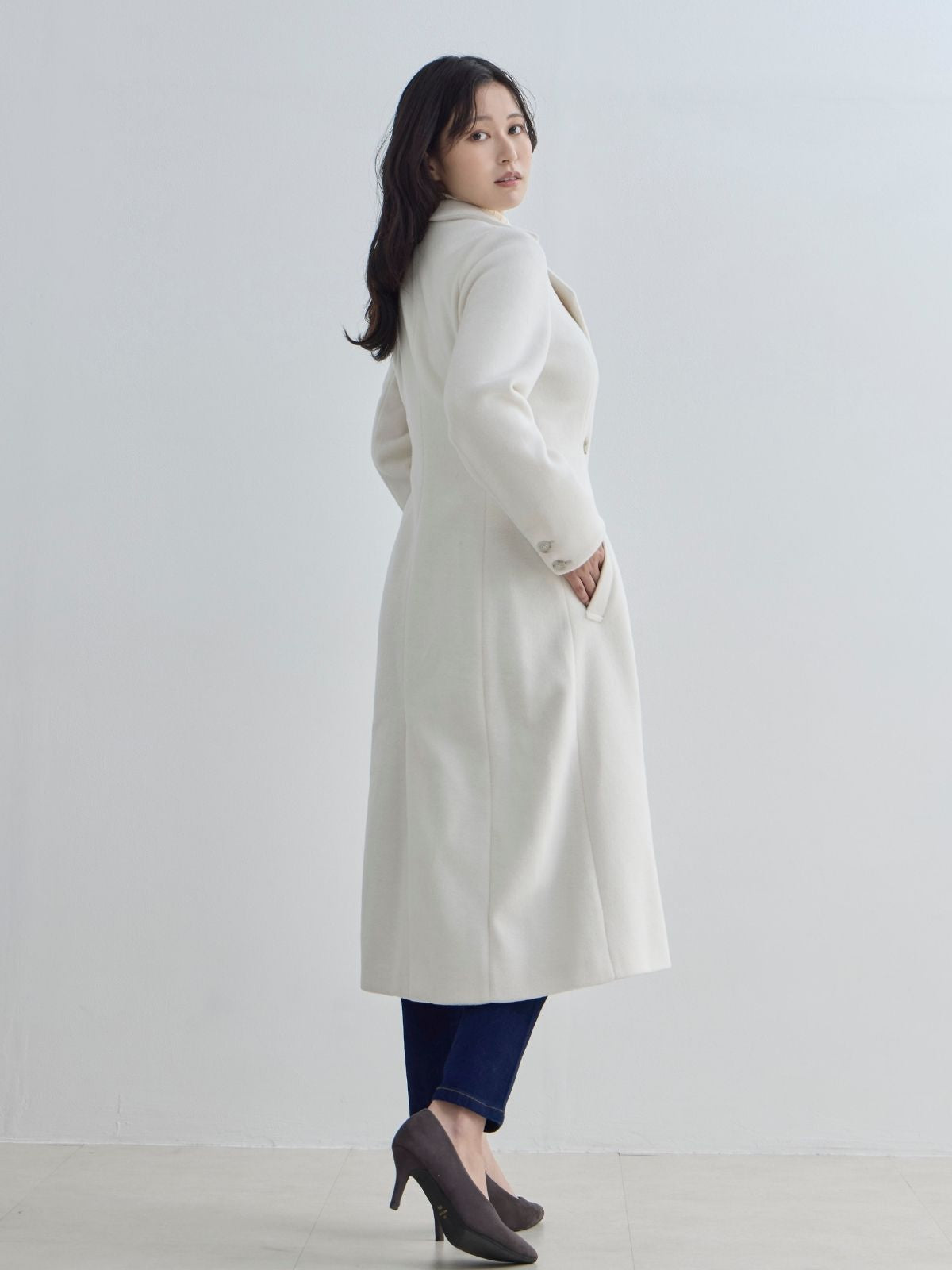 理想のチェスターコート 25AW：オフホワイト│胸が大きな女性のための