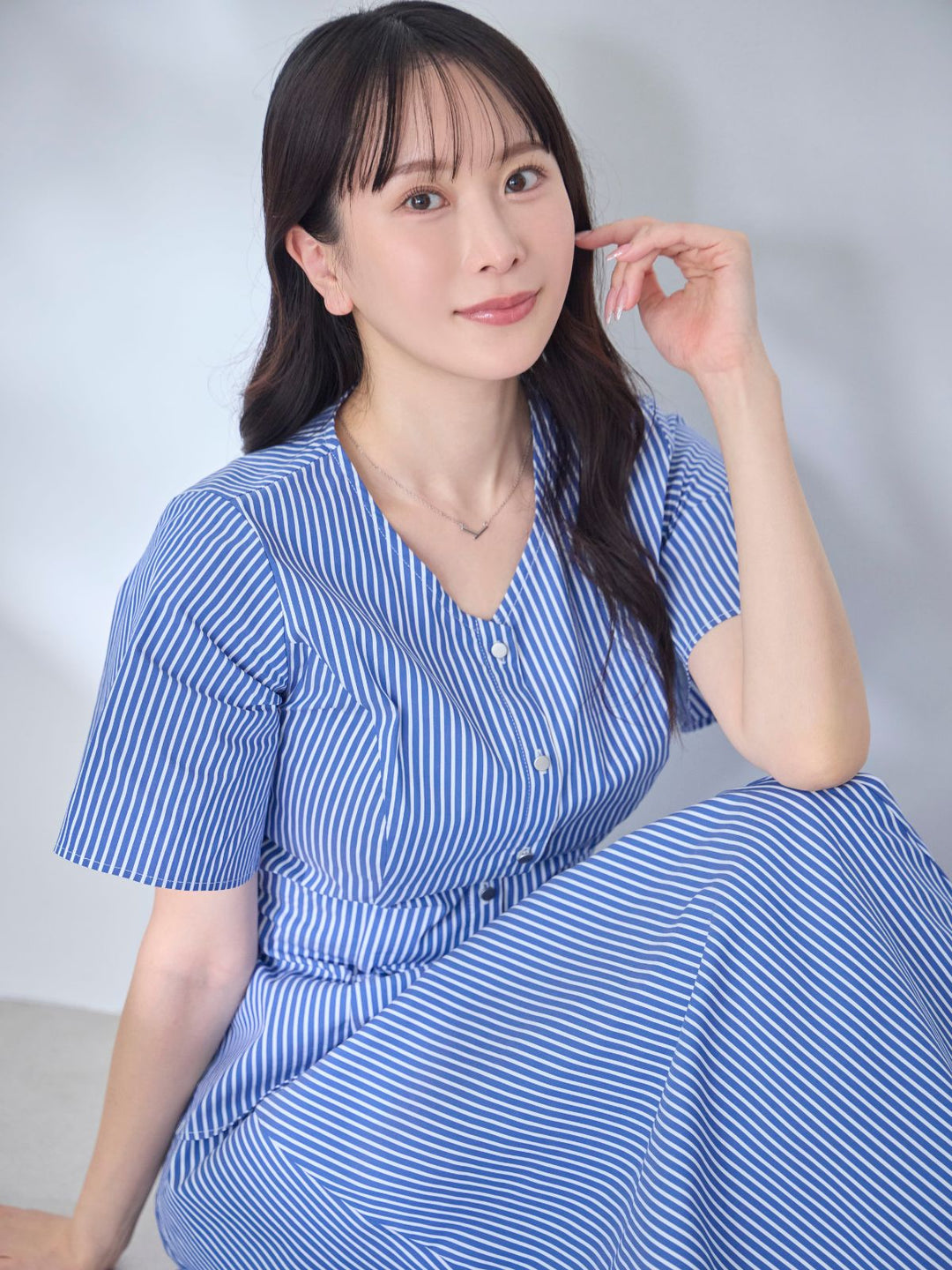 ストレッチコットンストライプブラウス：ネイビーブルー│胸が大きな