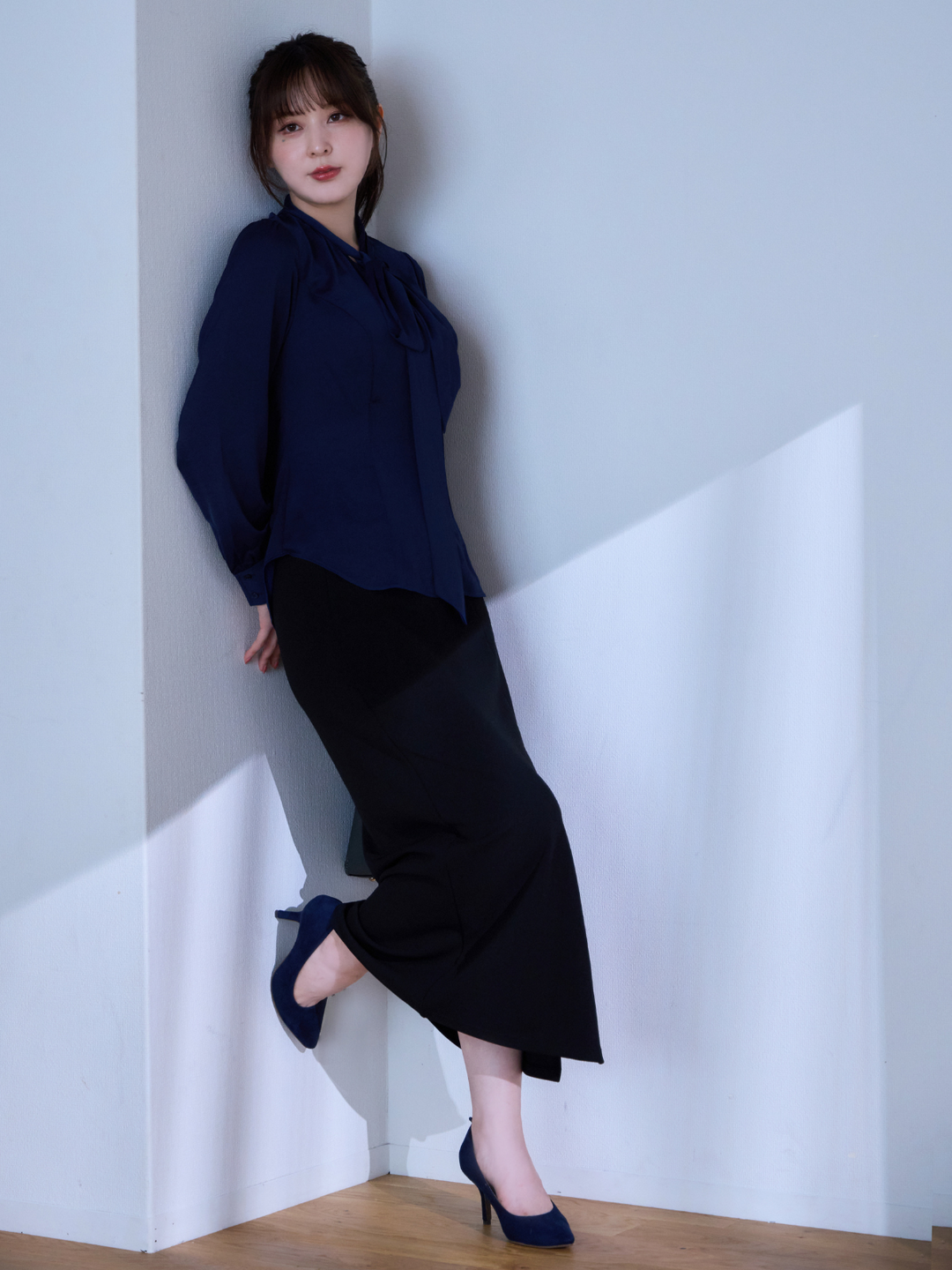 ボウタイブラウス 24AW:華紺│胸が大きな女性のためのファッション ボウタイブラウス 24AW:華紺│胸が大きな女性のためのファッション