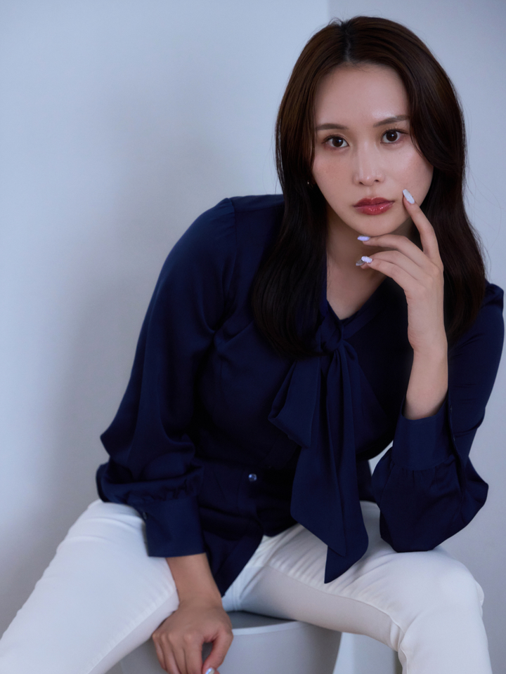 ボウタイブラウス 24AW:華紺│胸が大きな女性のためのファッション ボウタイブラウス 24AW:華紺│胸が大きな女性のためのファッション