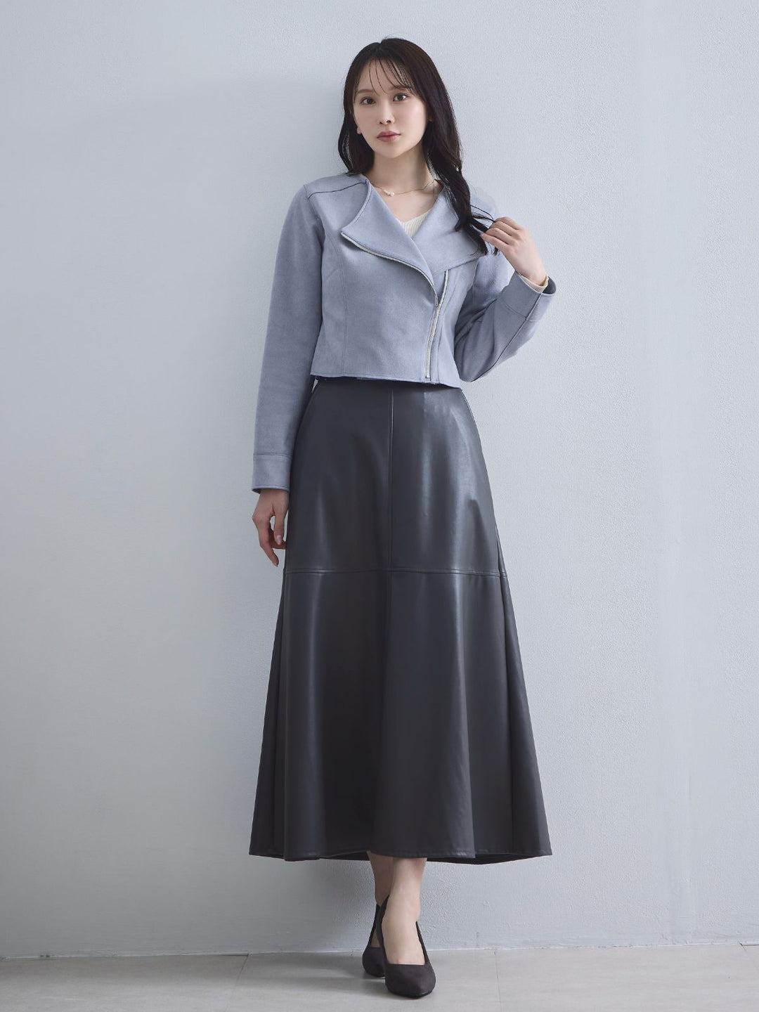 スエードライクライダースジャケット：ブルーグレー│胸が大きな女性の