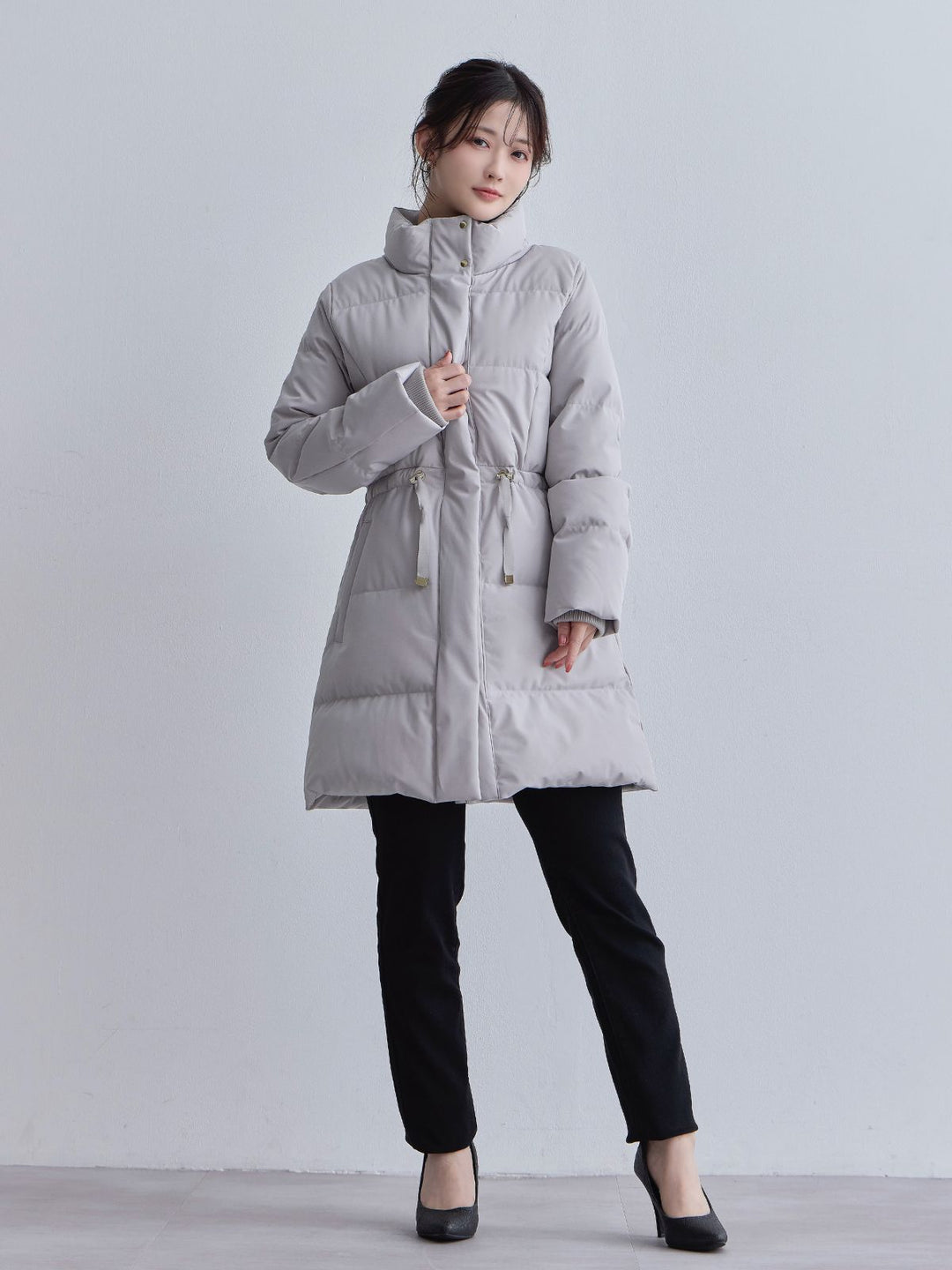 ウエストマークストレッチダウンコート：ライトグレー│胸が大きな女性