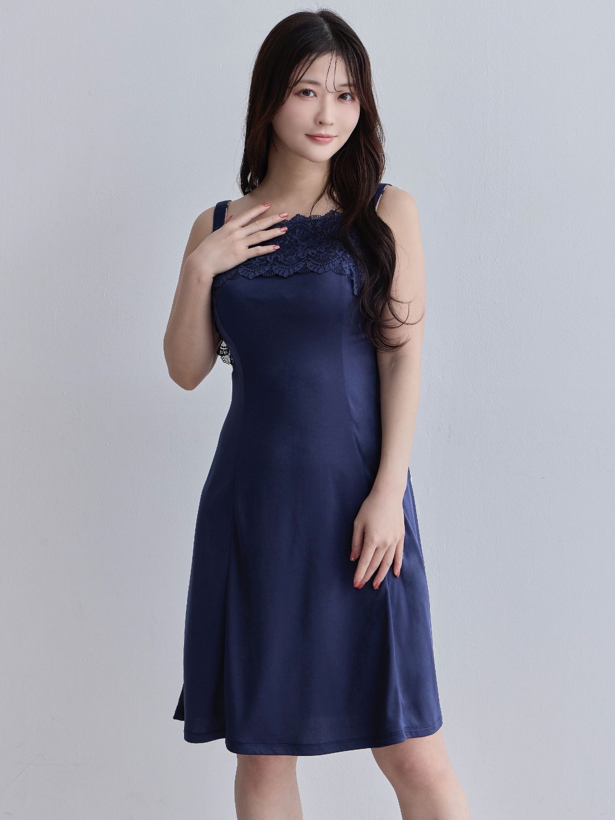 [11/6 22:00販売 期間限定 200円OFF]ブラ紐とまるレースキャミソールスリップ：ネイビー[102サイズ対応]