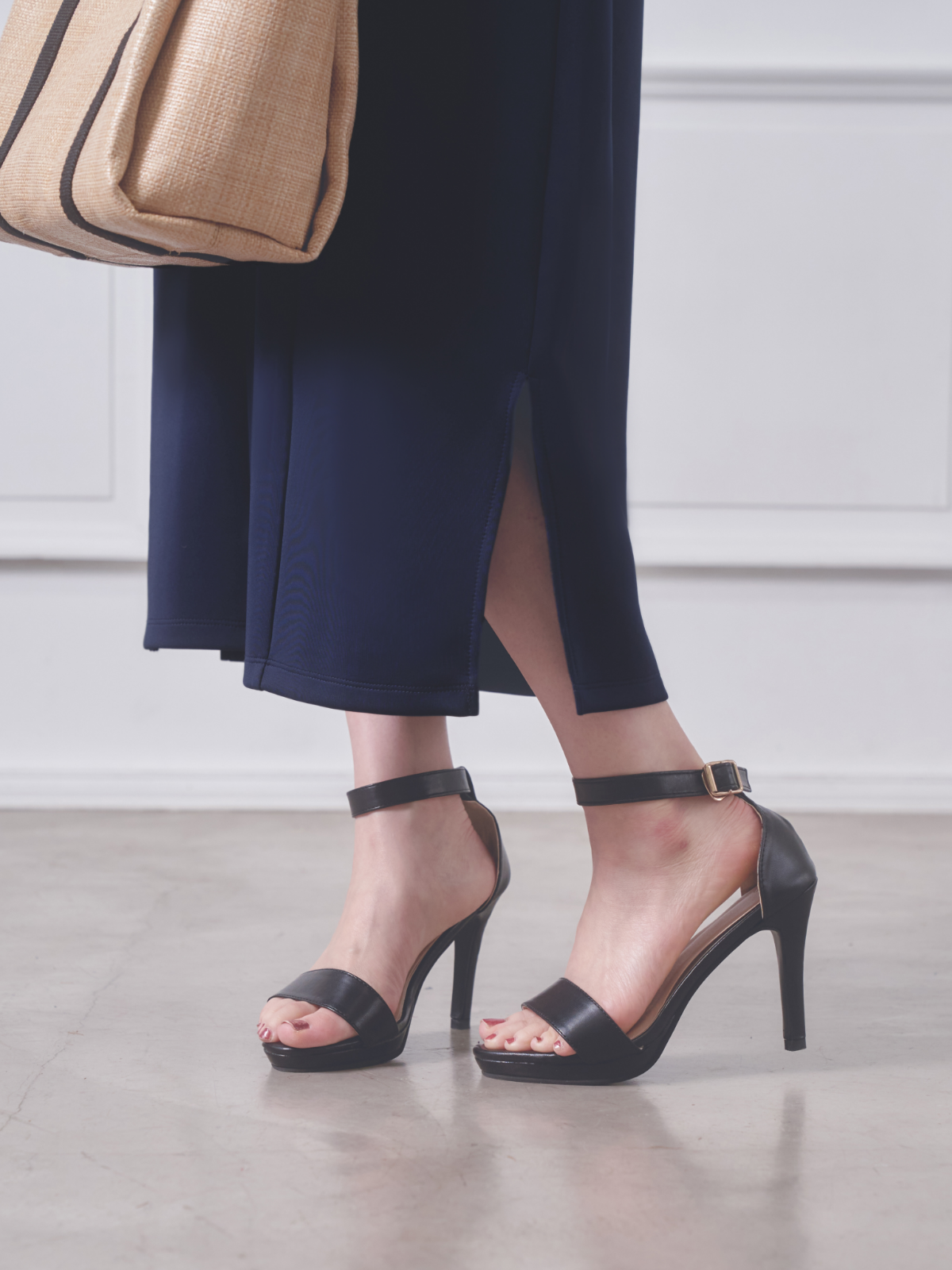 Uネックカットロングワンピース:ネイビー│胸が大きな女性のための