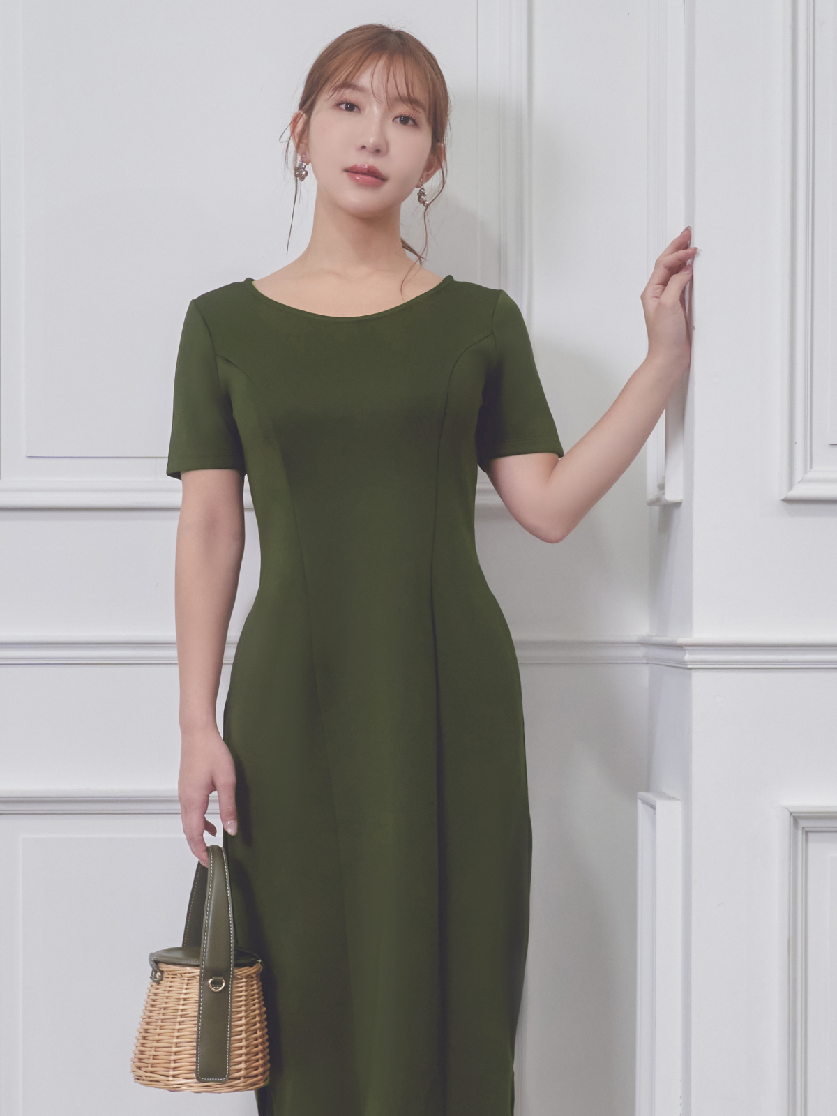 Uネックカットロングワンピース:カーキ│胸が大きな女性のための