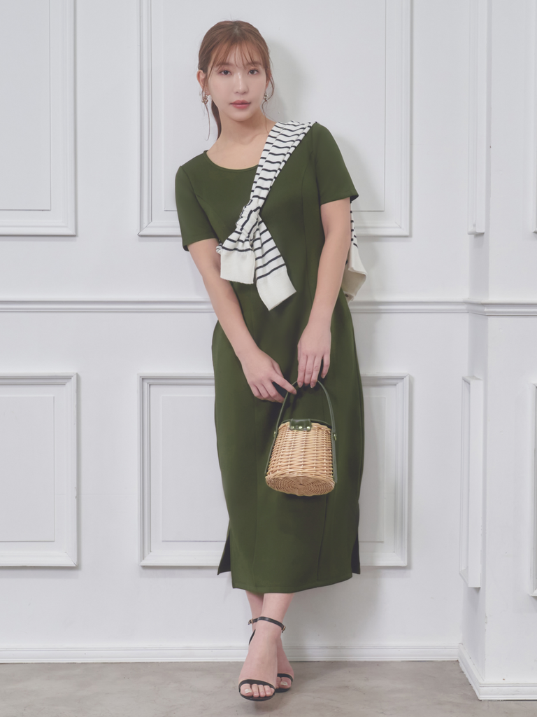 Uネックカットロングワンピース:カーキ│胸が大きな女性のための