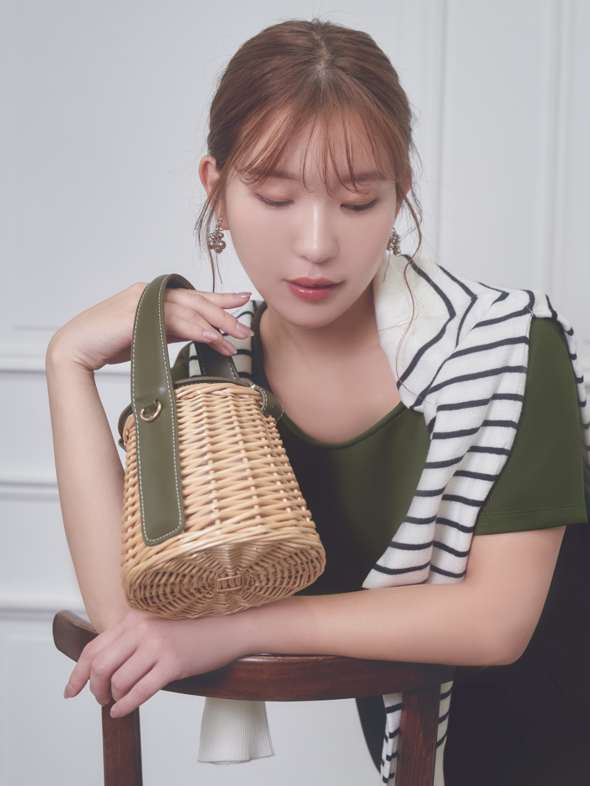 Uネックカットロングワンピース:カーキ│胸が大きな女性のための