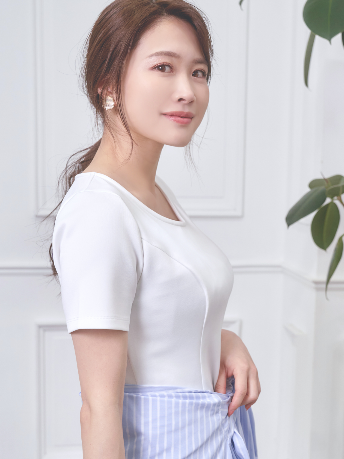 Uネックカットロングワンピース:ホワイト│胸が大きな女性のための