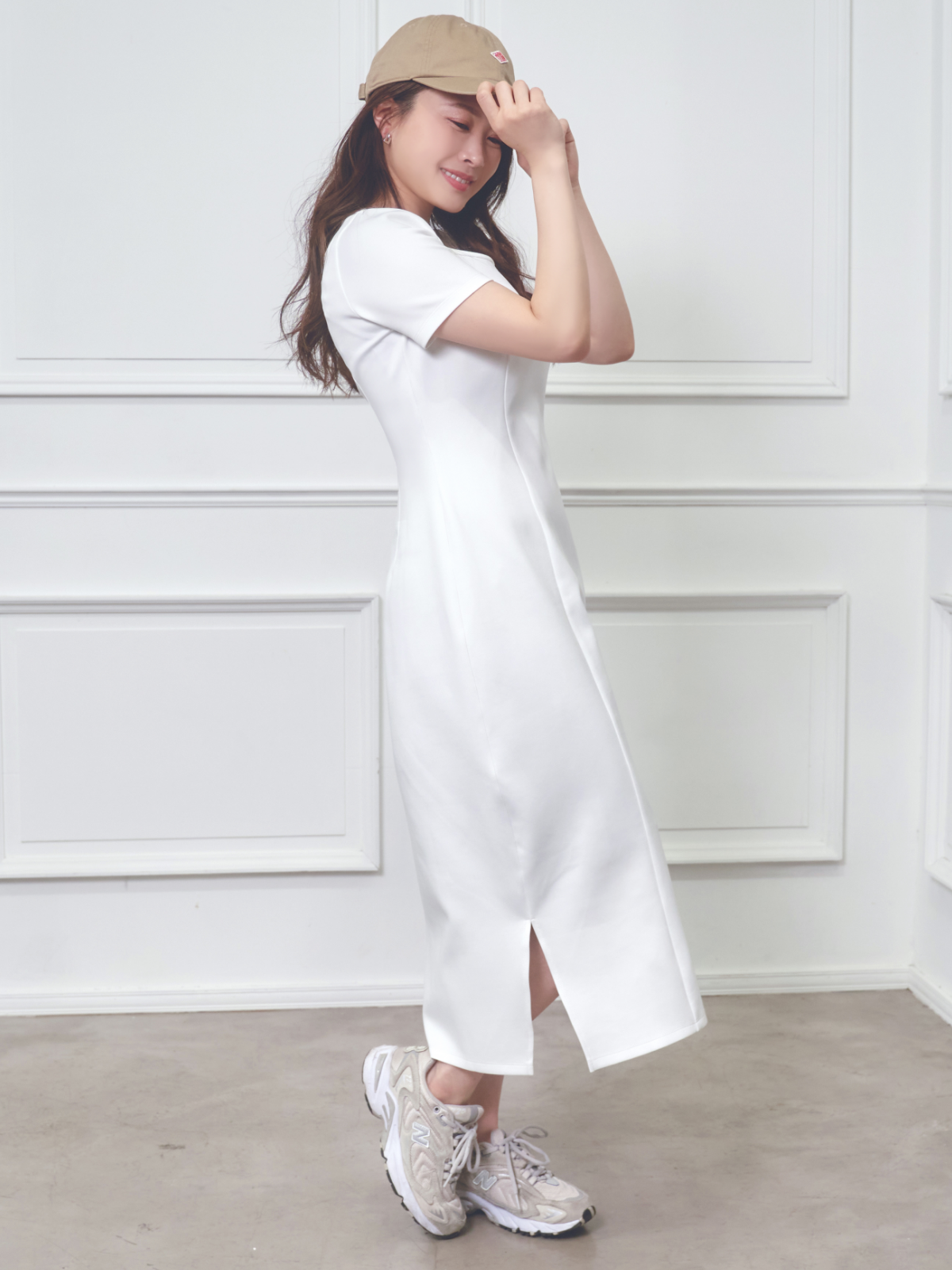 Uネックカットロングワンピース:ホワイト│胸が大きな女性のための