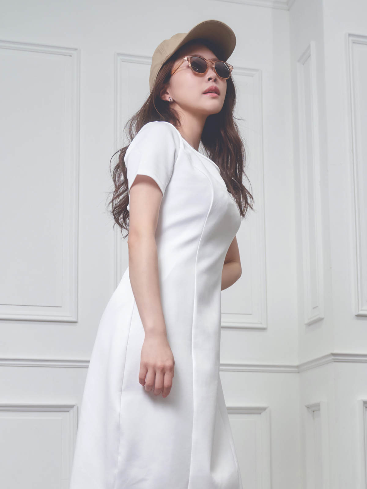 Uネックカットロングワンピース:ホワイト│胸が大きな女性のための