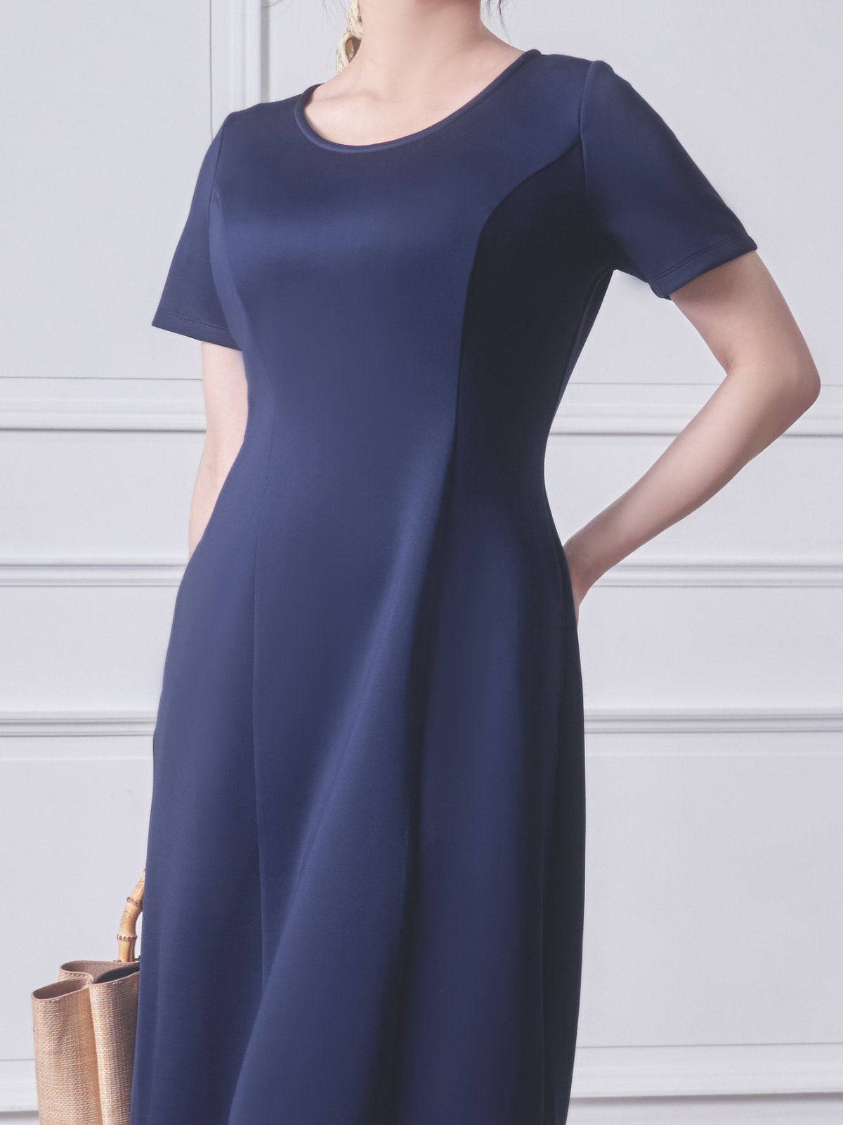 Uネックカットロングワンピース:ネイビー│胸が大きな女性のための