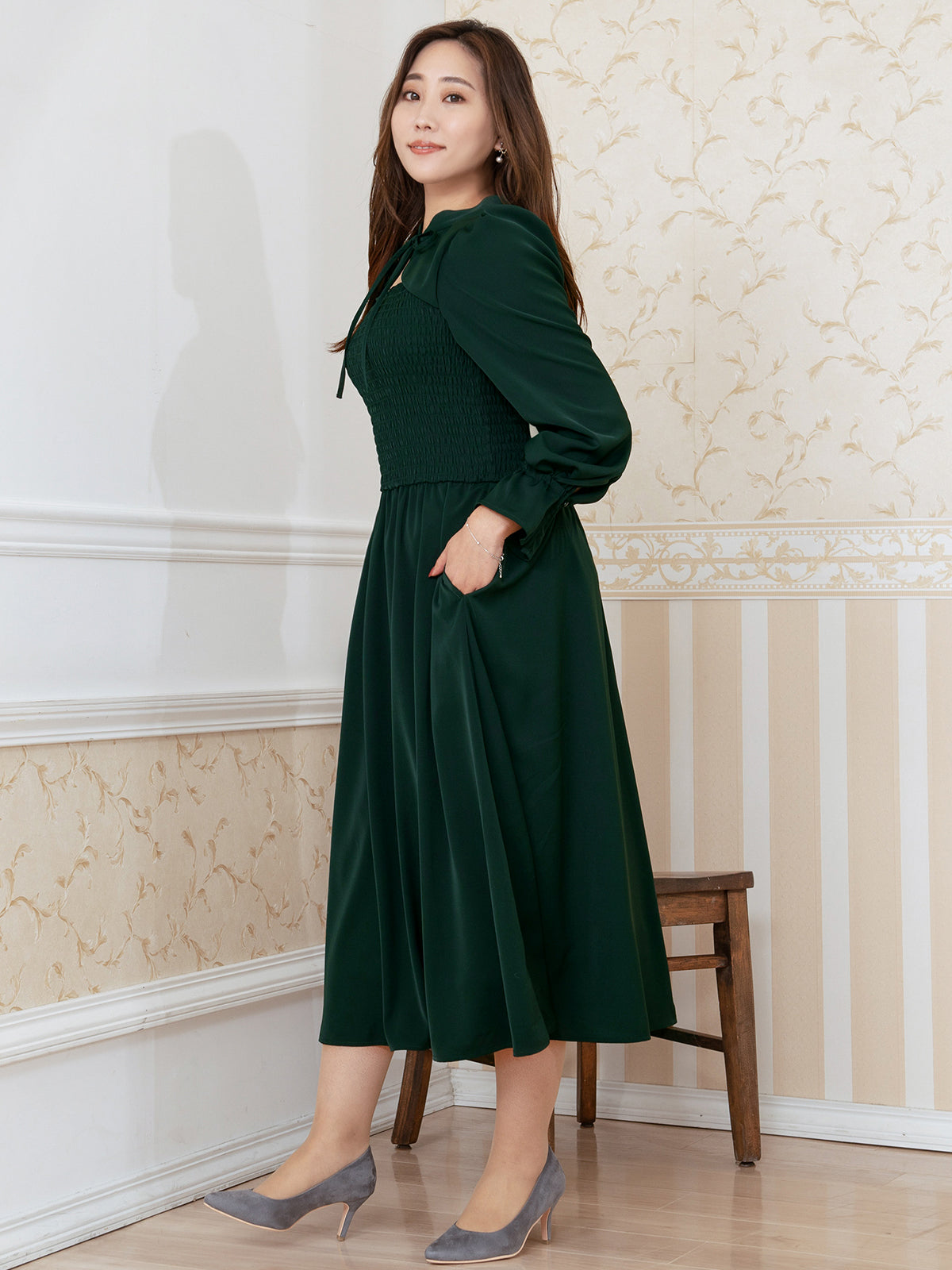 [9/18 22:00～40%OFF]前後で着られるシャーリングワンピース：ダークグリーン[一部入荷次第発送]【OUTLET】