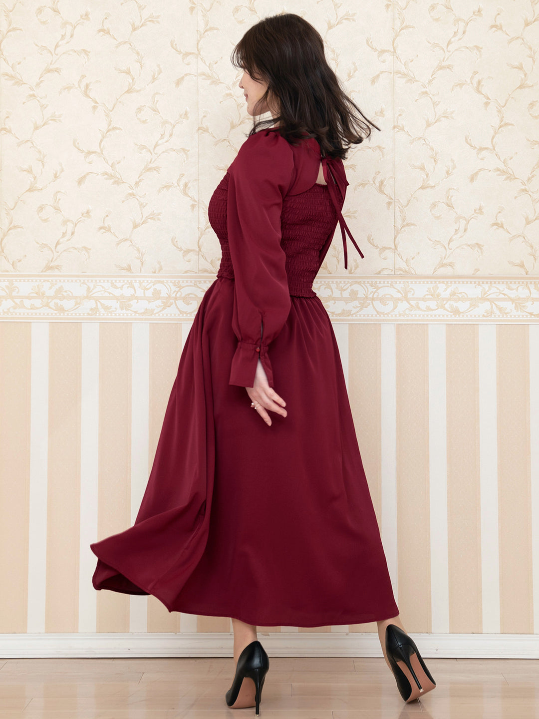 前後で着られるシャーリングワンピース：ラズベリー│胸が大きな女性の