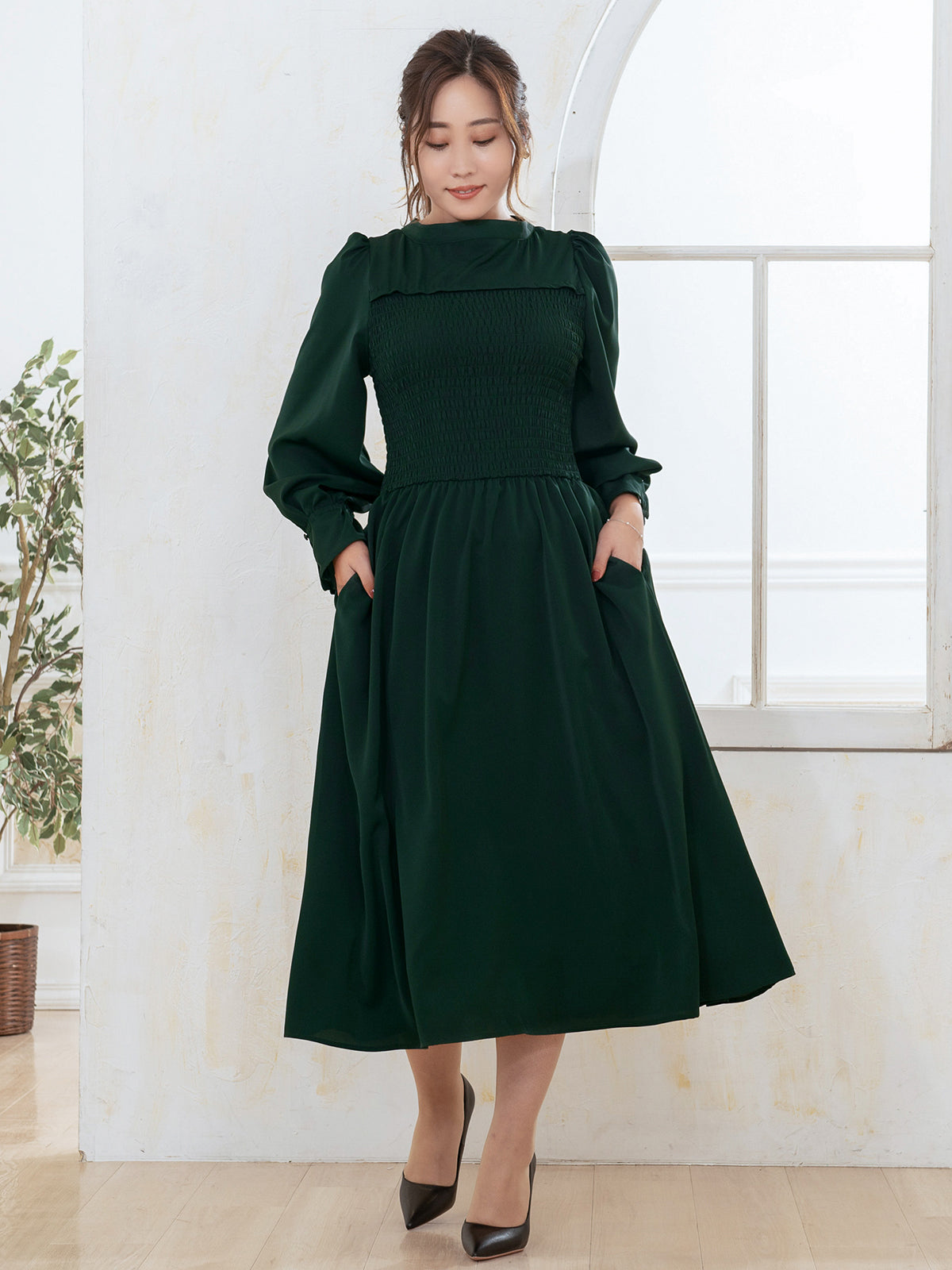 [9/18 22:00～40%OFF]前後で着られるシャーリングワンピース：ダークグリーン[一部入荷次第発送]【OUTLET】