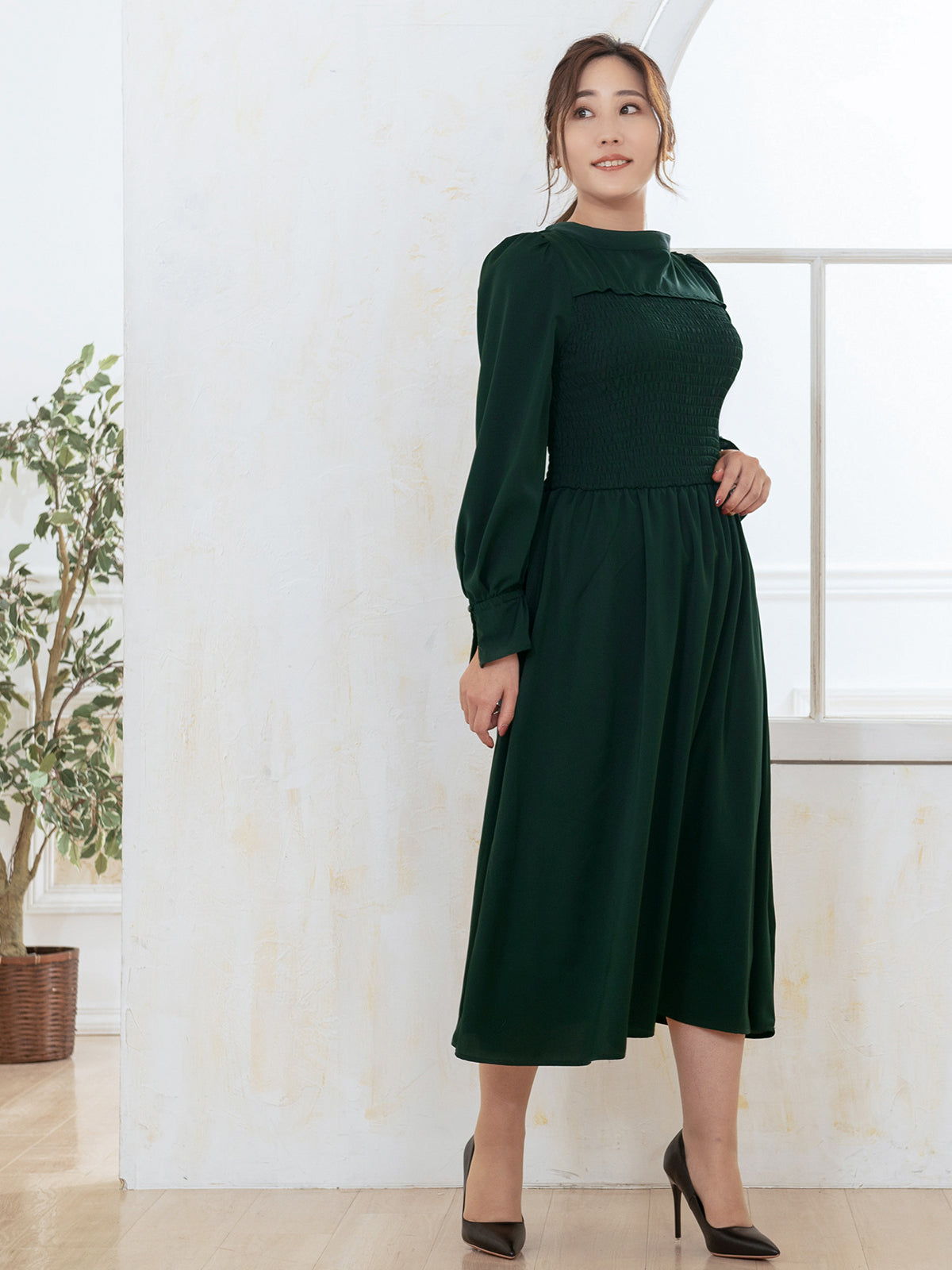 [9/18 22:00～40%OFF]前後で着られるシャーリングワンピース：ダークグリーン[一部入荷次第発送]【OUTLET】