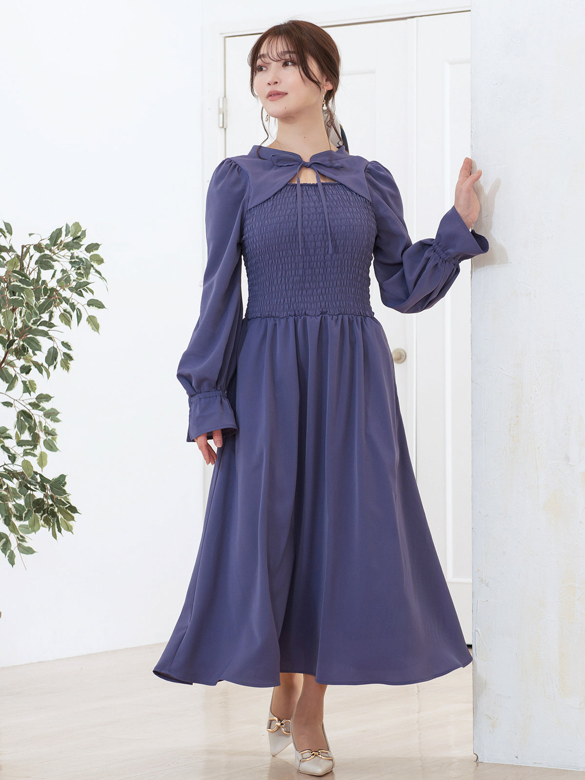 [9/18 22:00～40%OFF]前後で着られるシャーリングワンピース：ウィスタリアブルー[一部入荷次第発送]【OUTLET】