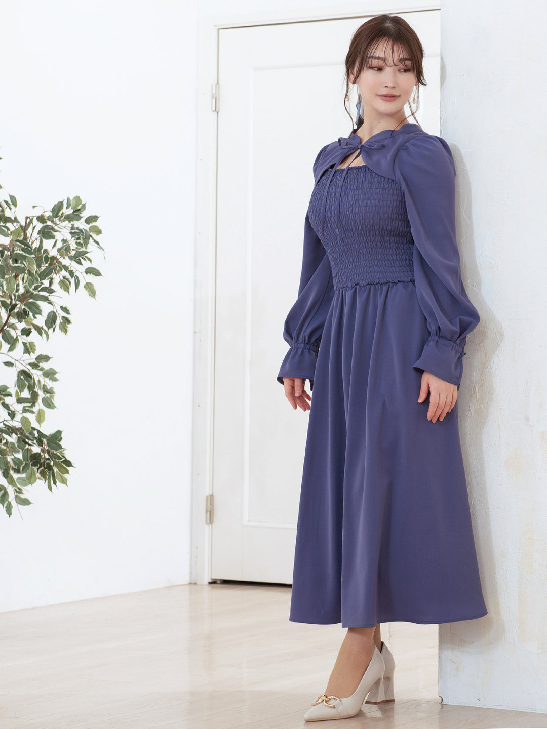 前後で着られるシャーリングワンピース：ウィスタリアブルー│胸が