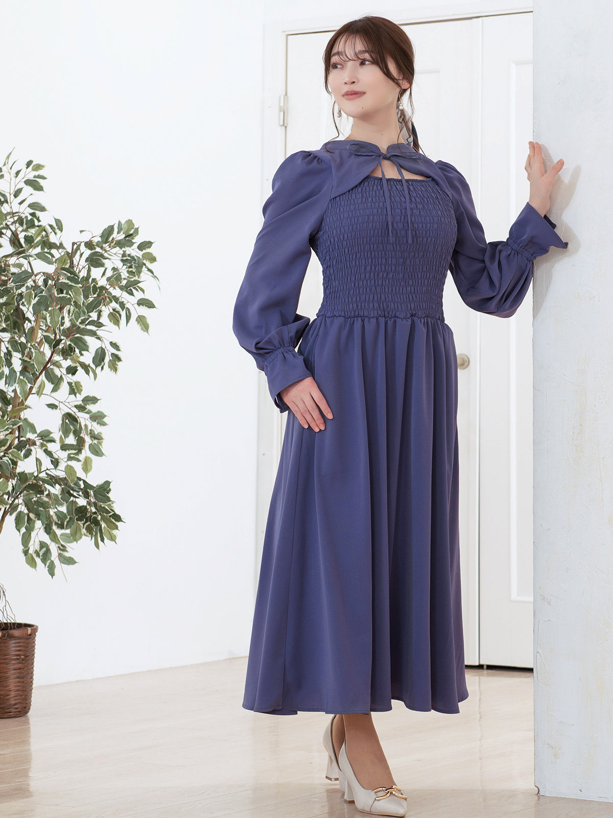 [9/18 22:00～40%OFF]前後で着られるシャーリングワンピース：ウィスタリアブルー[一部入荷次第発送]【OUTLET】