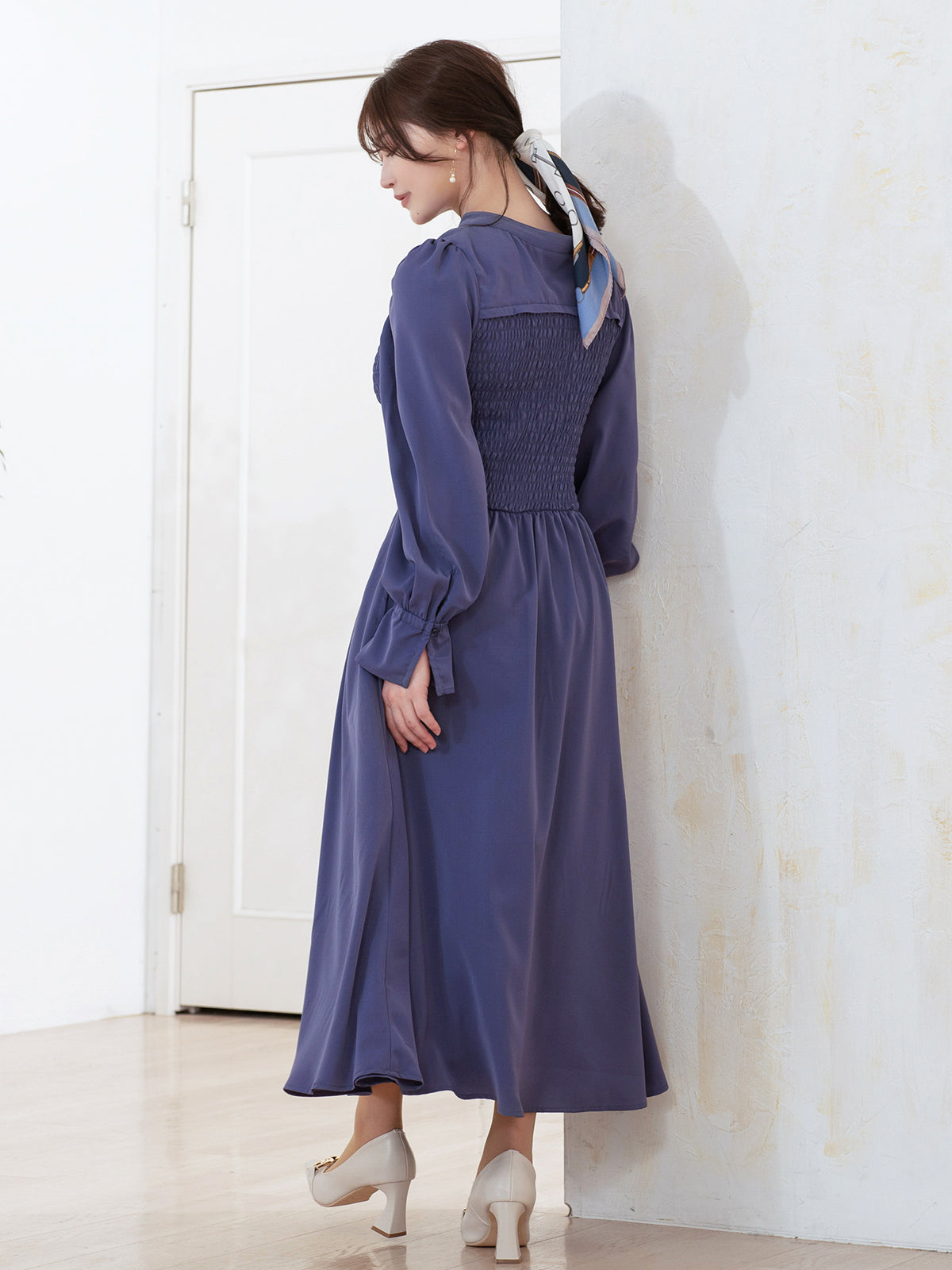 [9/18 22:00～40%OFF]前後で着られるシャーリングワンピース：ウィスタリアブルー[一部入荷次第発送]【OUTLET】