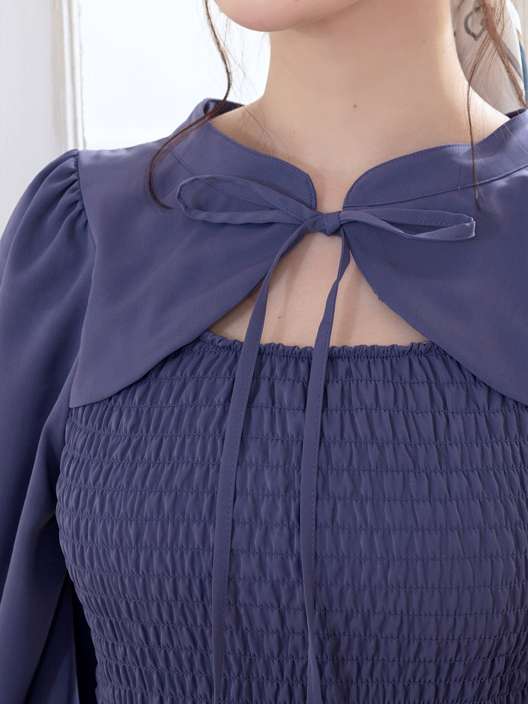 前後で着られるシャーリングワンピース：ウィスタリアブルー│胸が