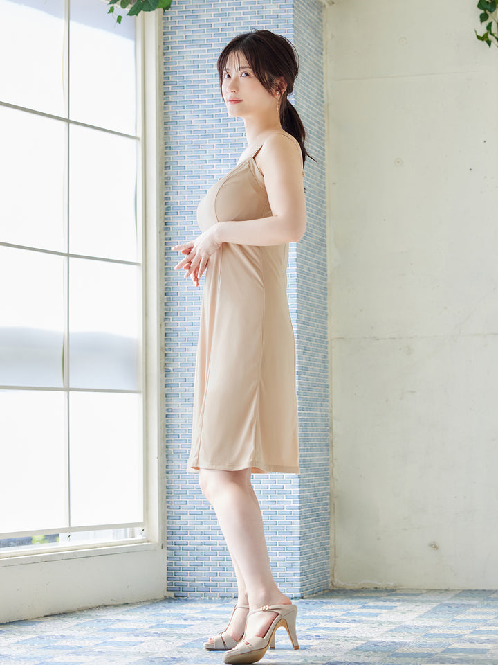 ブラ紐とまるキャミソールスリップ：ベージュ│胸が大きな女性のための